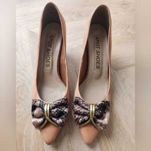 Incredible Vintage Pumps With Bow In Nearly Perfct Condition! Tan